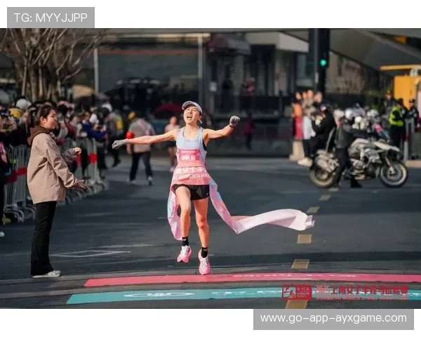 马拉松选手冲线后笑哭，表情包迅速传播